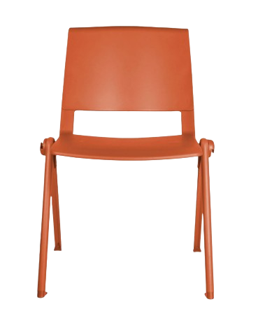 Silla de plástico roja con patas de madera sobre fondo blanco