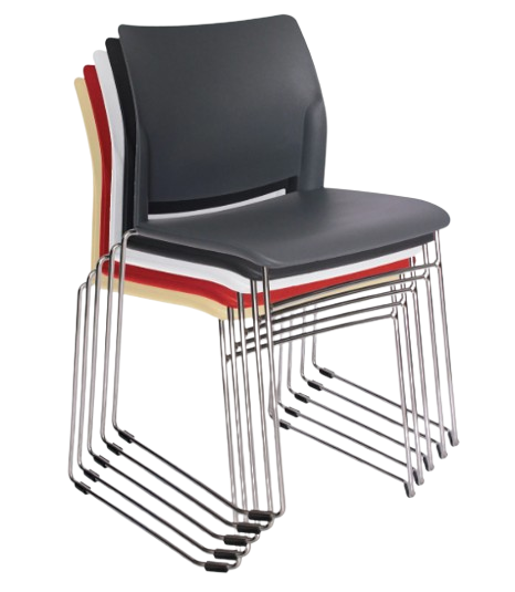 Pila de sillas apiladas sobre fondo blanco